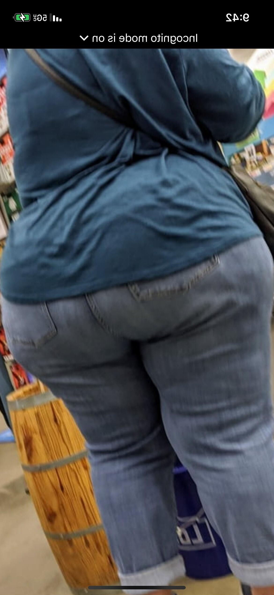 BIG WIDE JUICY THICK MEATY MATURE LATIN ASS IN JEANS