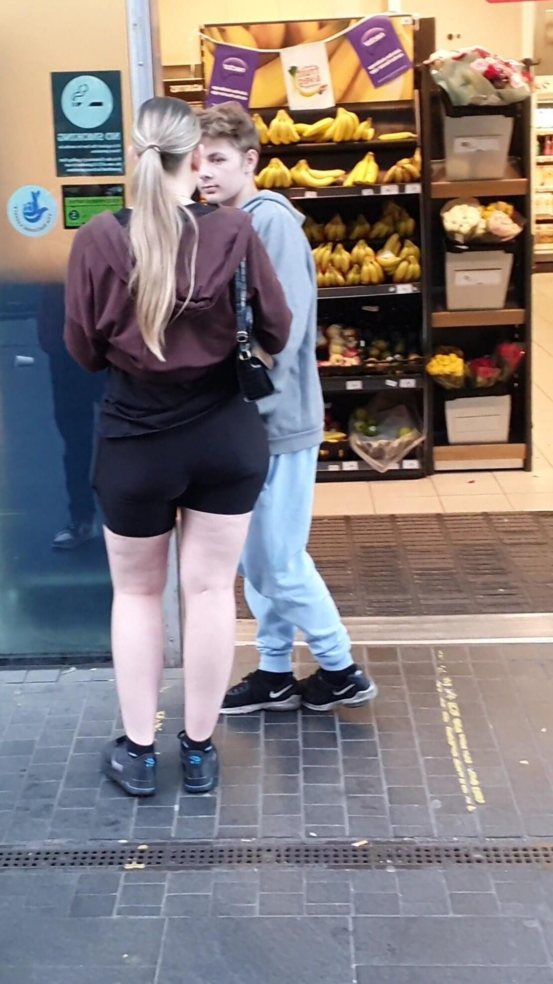 [CANDID] CHAV TEEN SHOWS OFF SHAPELY BUM