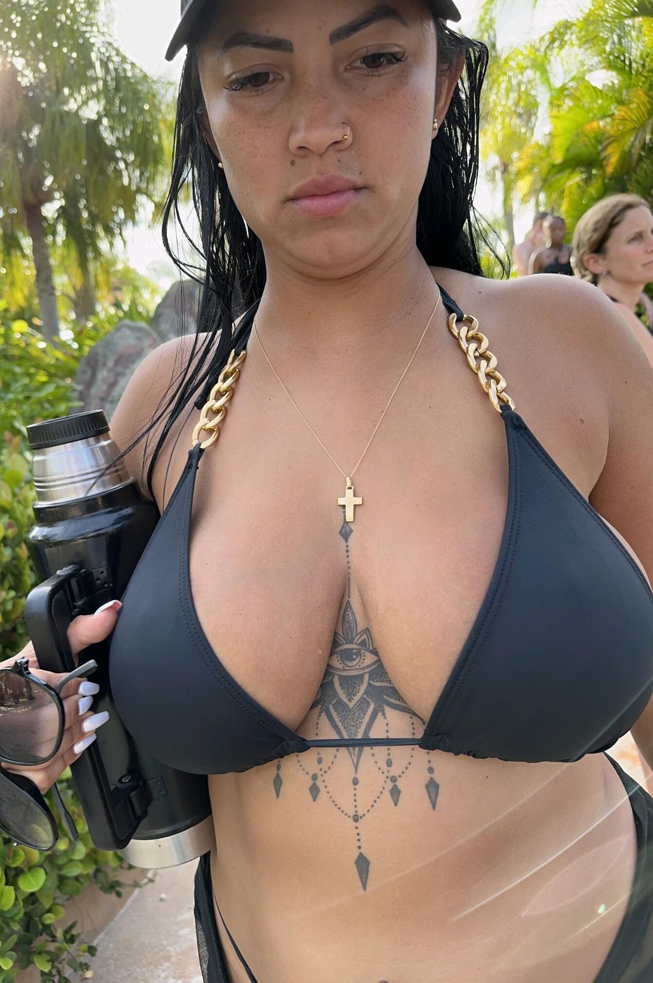 BELLES GROS SEINS EN BIKINI AU WATERPARK