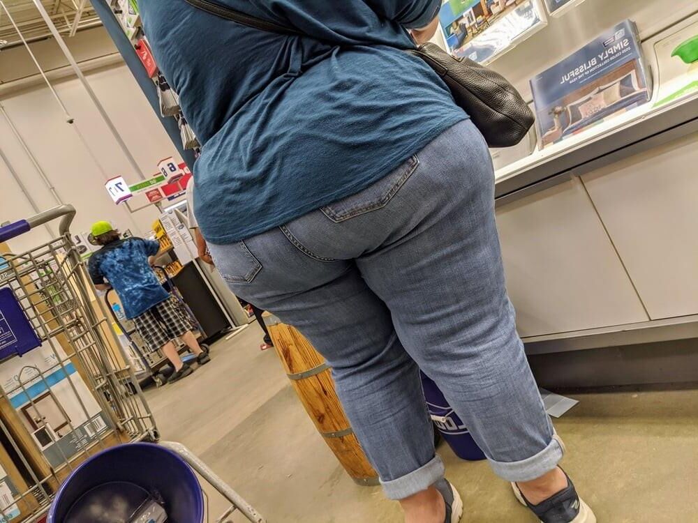 BIG WIDE JUICY THICK MEATY MATURE LATIN ASS IN JEANS