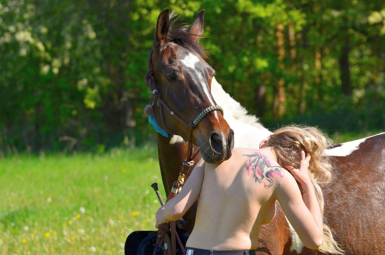 Blonde équitation seins nus