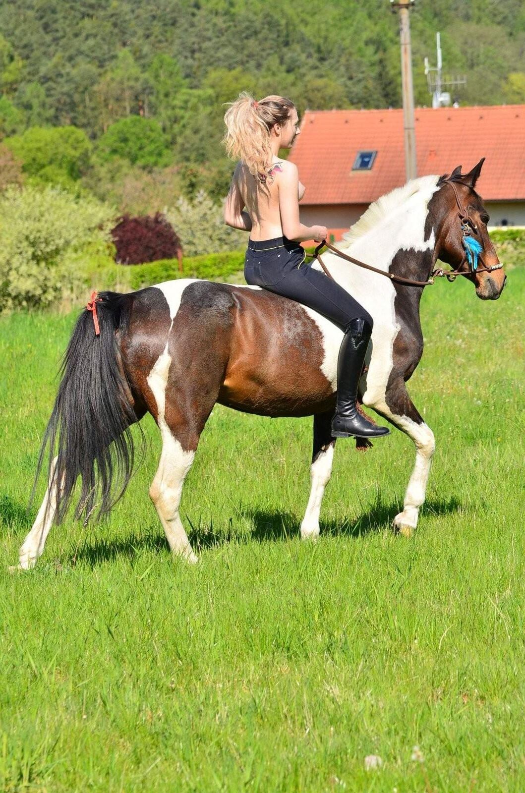 Blonde équitation seins nus