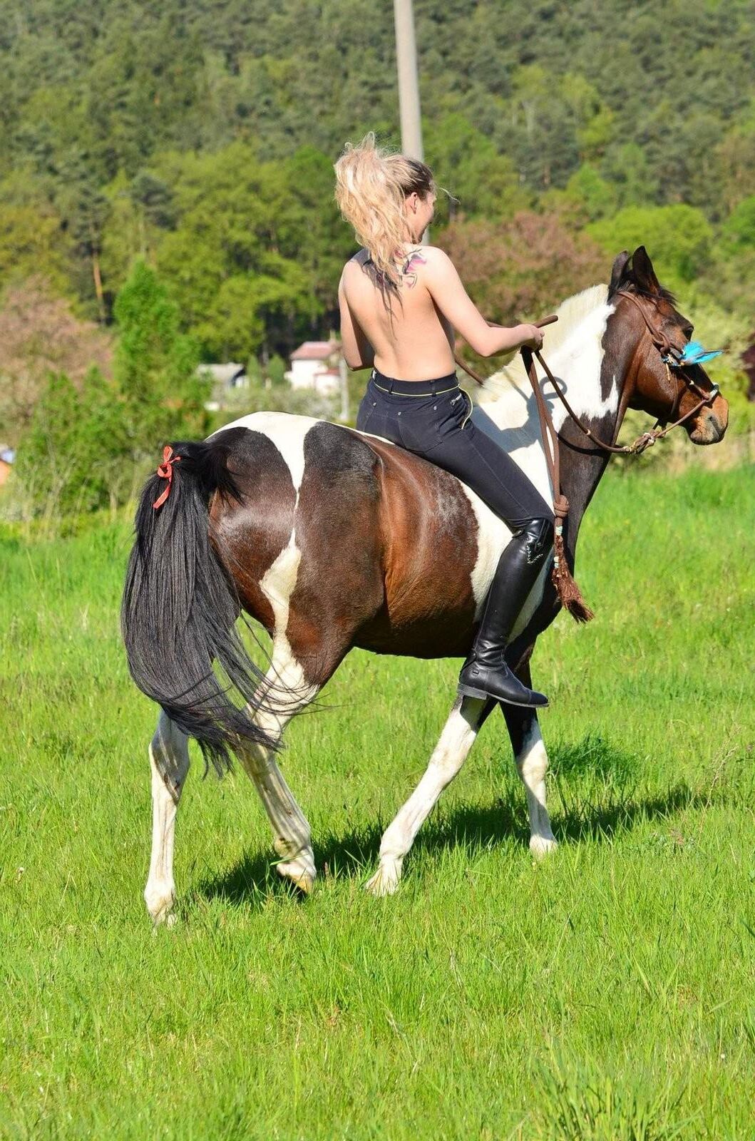 Blonde équitation seins nus