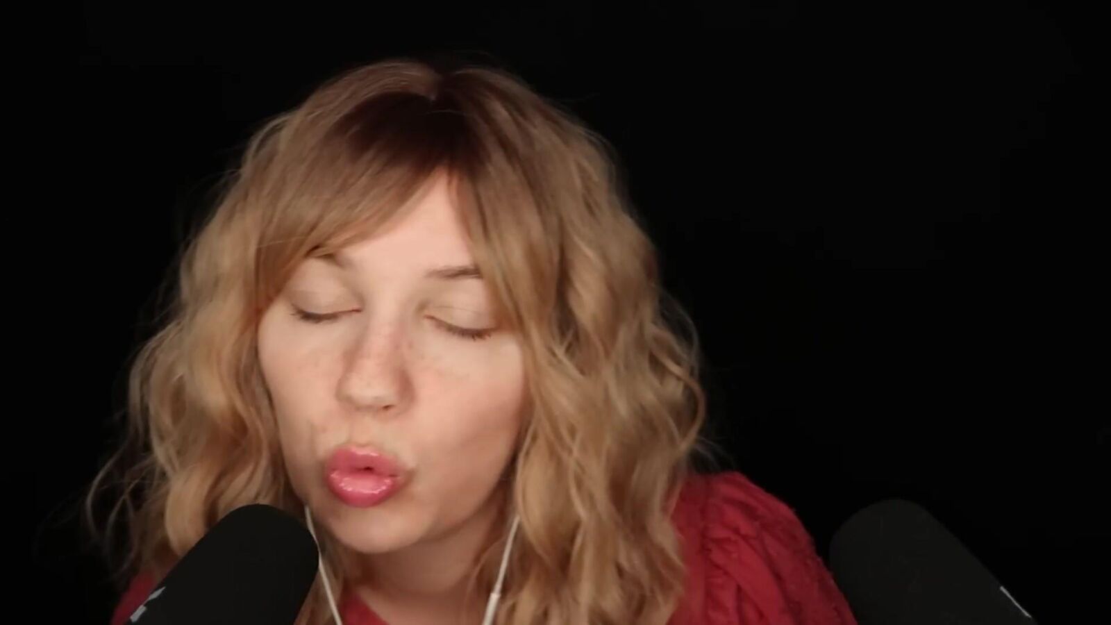 Мягкие галоши ASMR Bekah Kissing