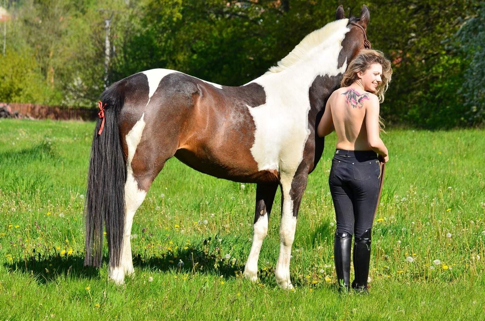 Blonde équitation seins nus