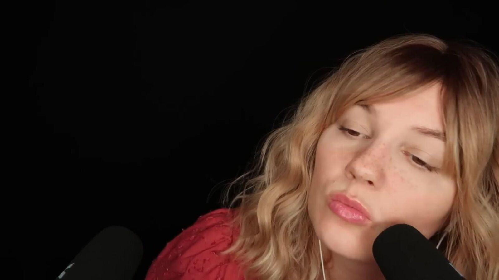 Мягкие галоши ASMR Bekah Kissing