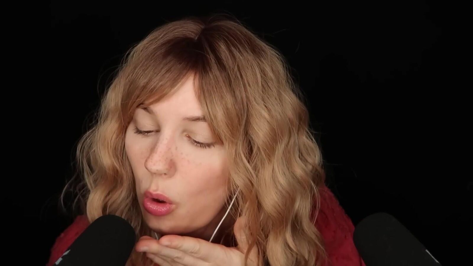 Мягкие галоши ASMR Bekah Kissing