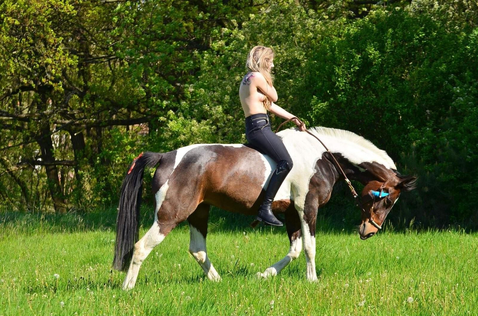 Blonde équitation seins nus