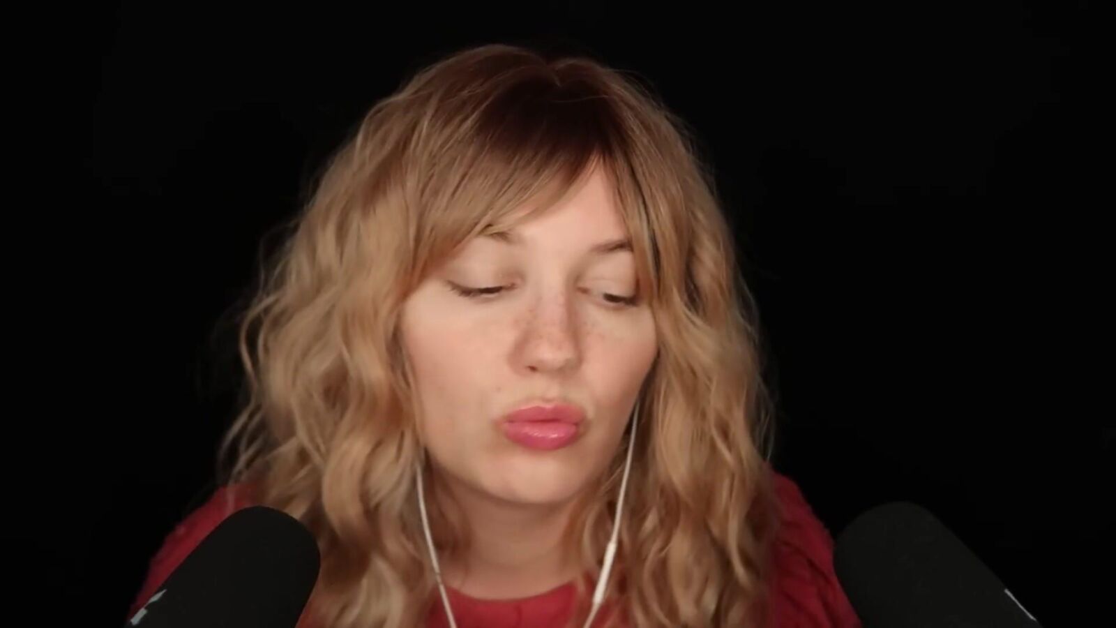 Мягкие галоши ASMR Bekah Kissing