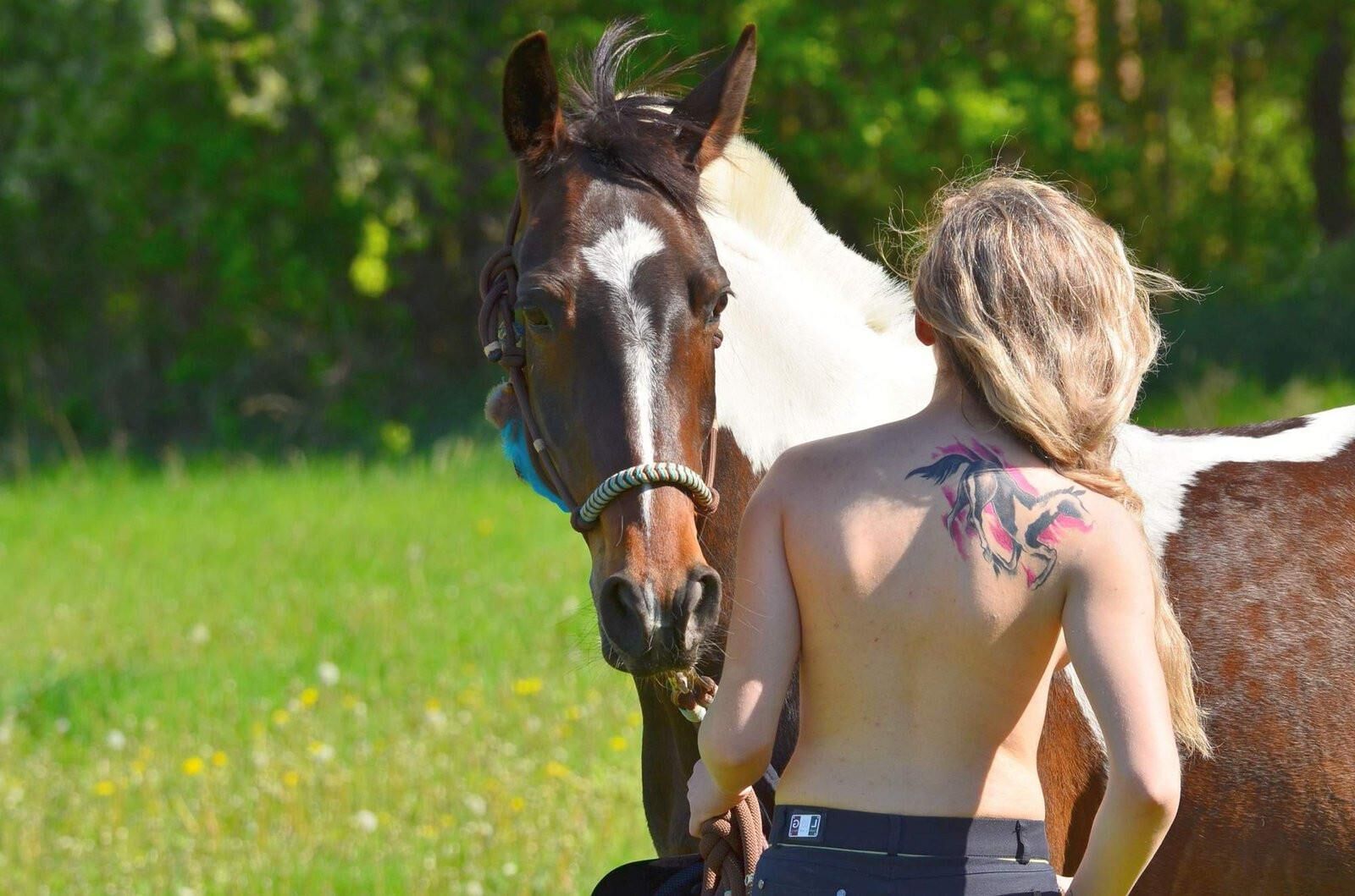 Blonde équitation seins nus