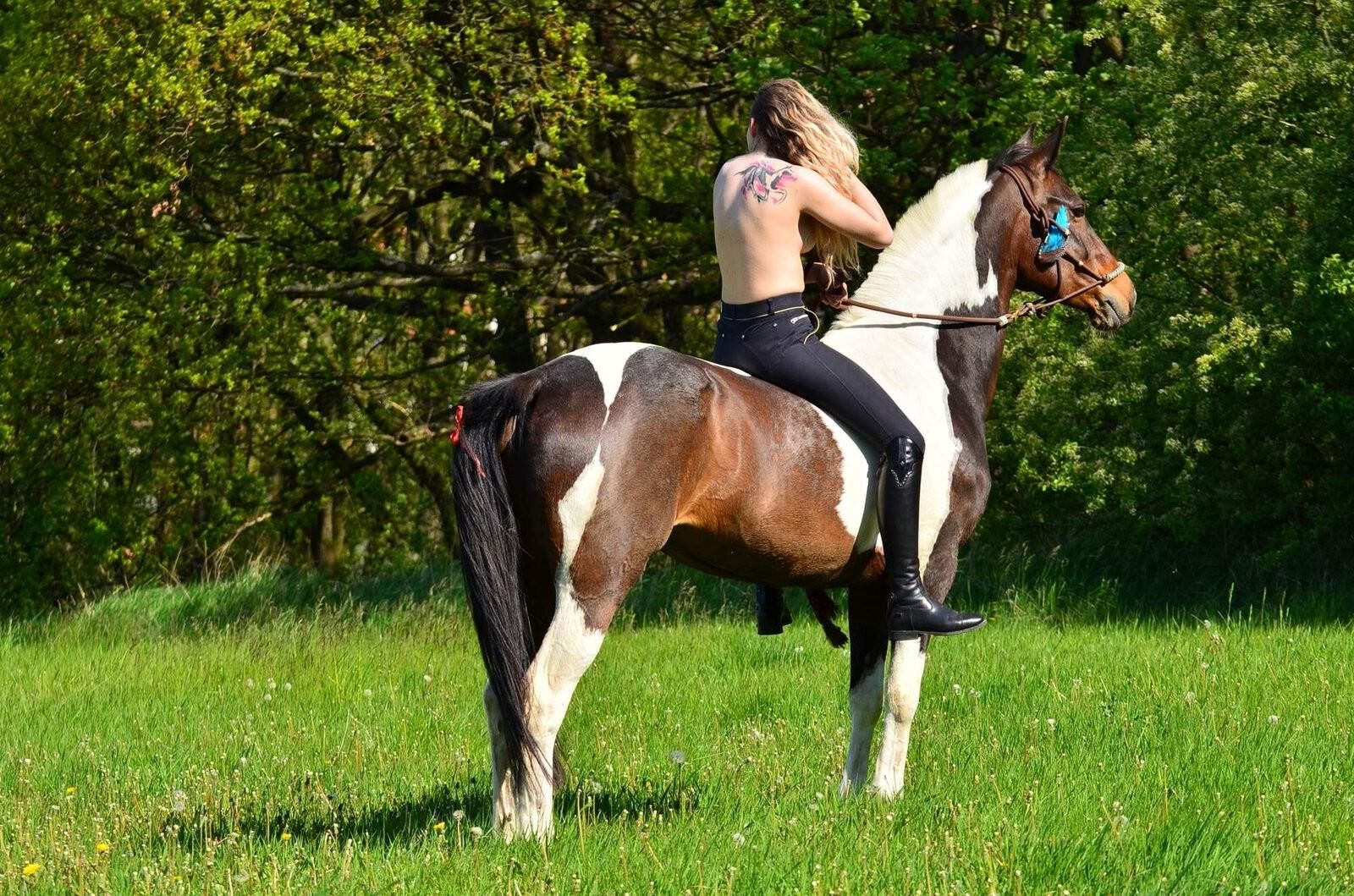 Blonde équitation seins nus