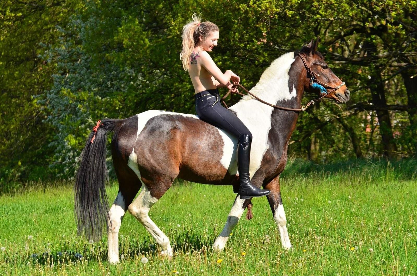 Blonde équitation seins nus