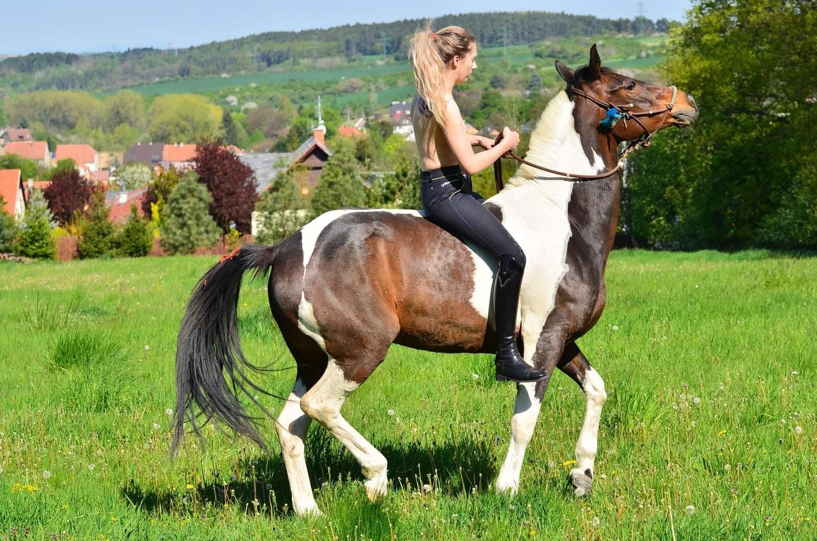 Blonde équitation seins nus