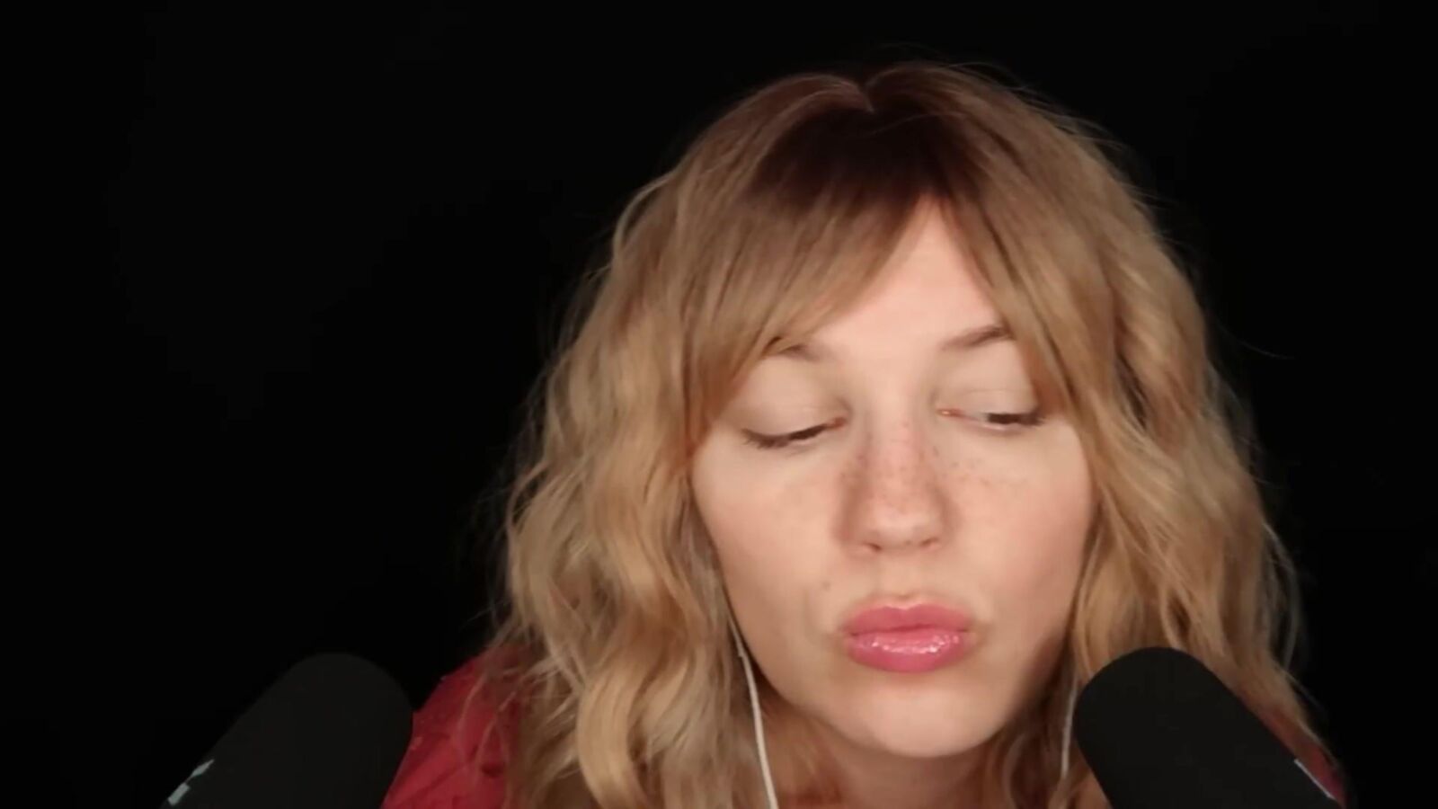 Мягкие галоши ASMR Bekah Kissing