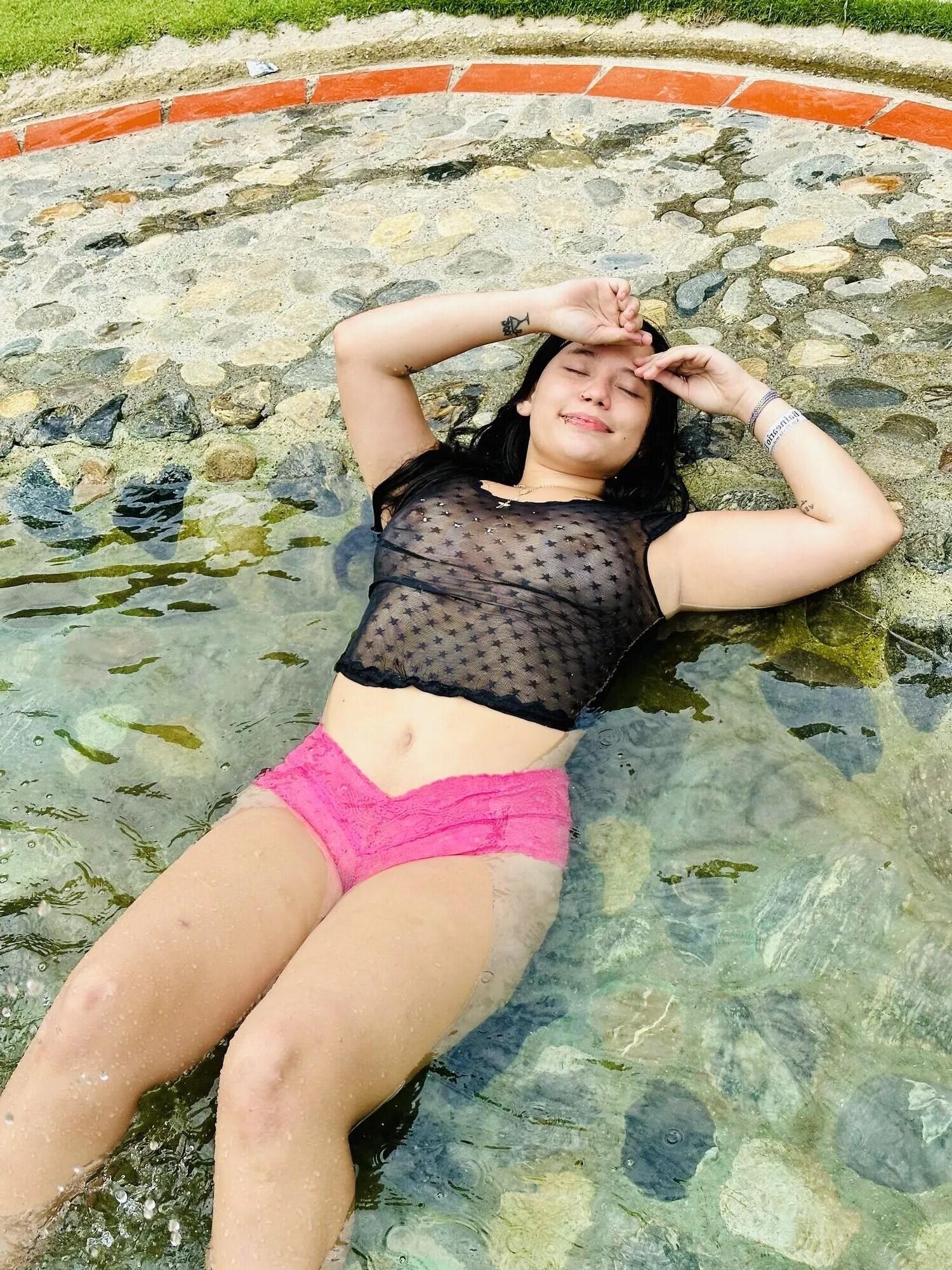 Puta adolescente colombiana ao ar livre na piscina Kittydj