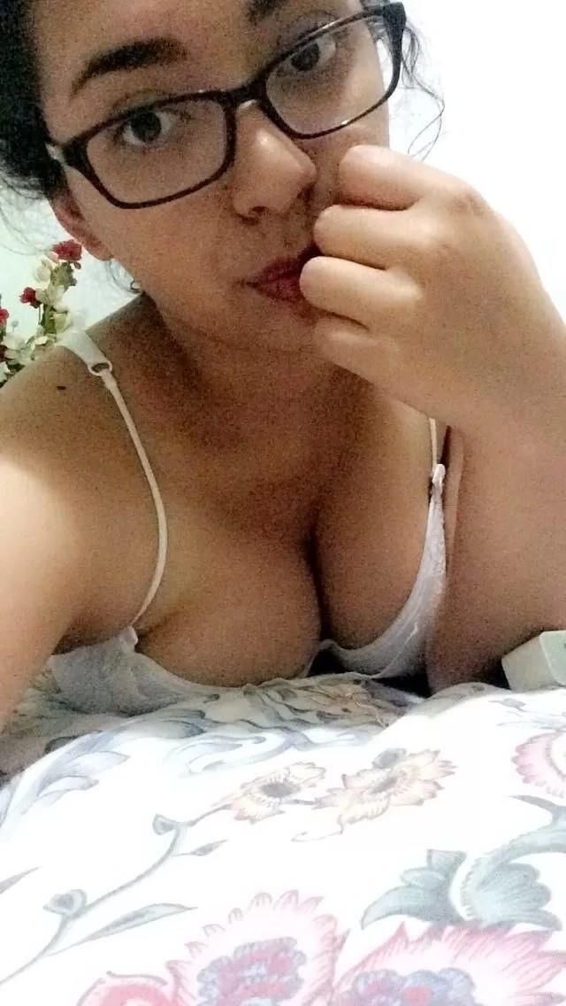 Mexicana nerd mostrando sus buenas tetas