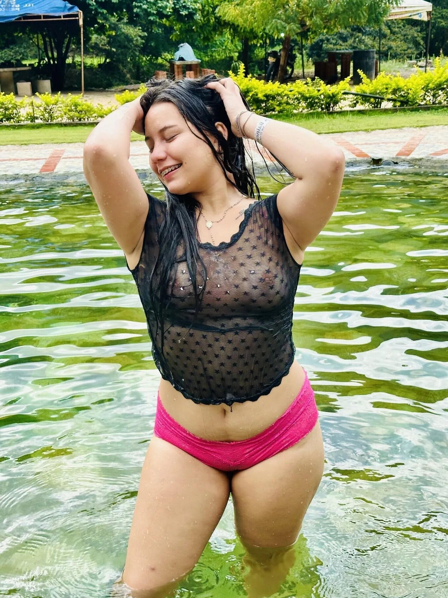 Puta adolescente colombiana ao ar livre na piscina Kittydj