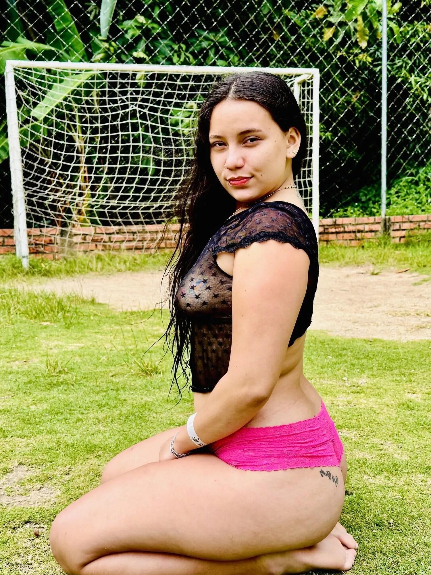 Puta adolescente colombiana ao ar livre na piscina Kittydj