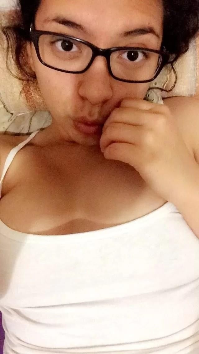 Mexicana nerd mostrando sus buenas tetas