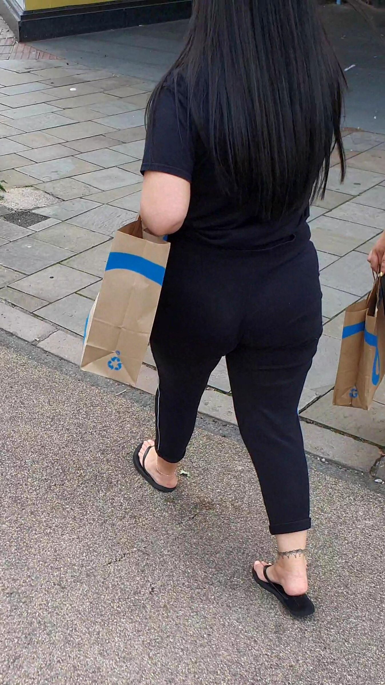 [CANDID] BIG BOOTY AND PRETTY FEET SLAM PIG