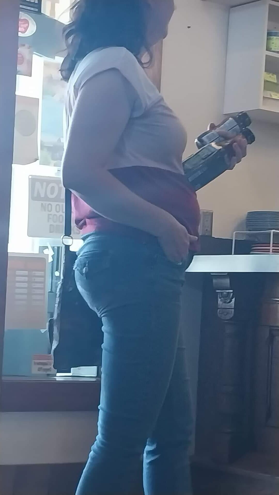 Der geile Arsch meiner Frau in engen Jeans.