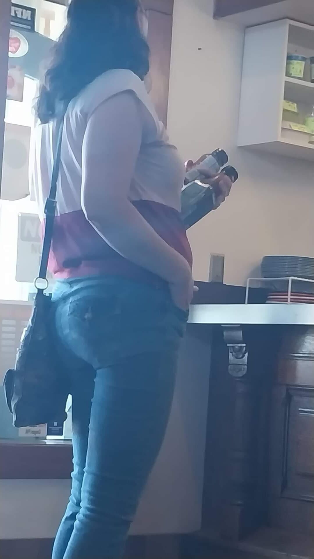 Der geile Arsch meiner Frau in engen Jeans.