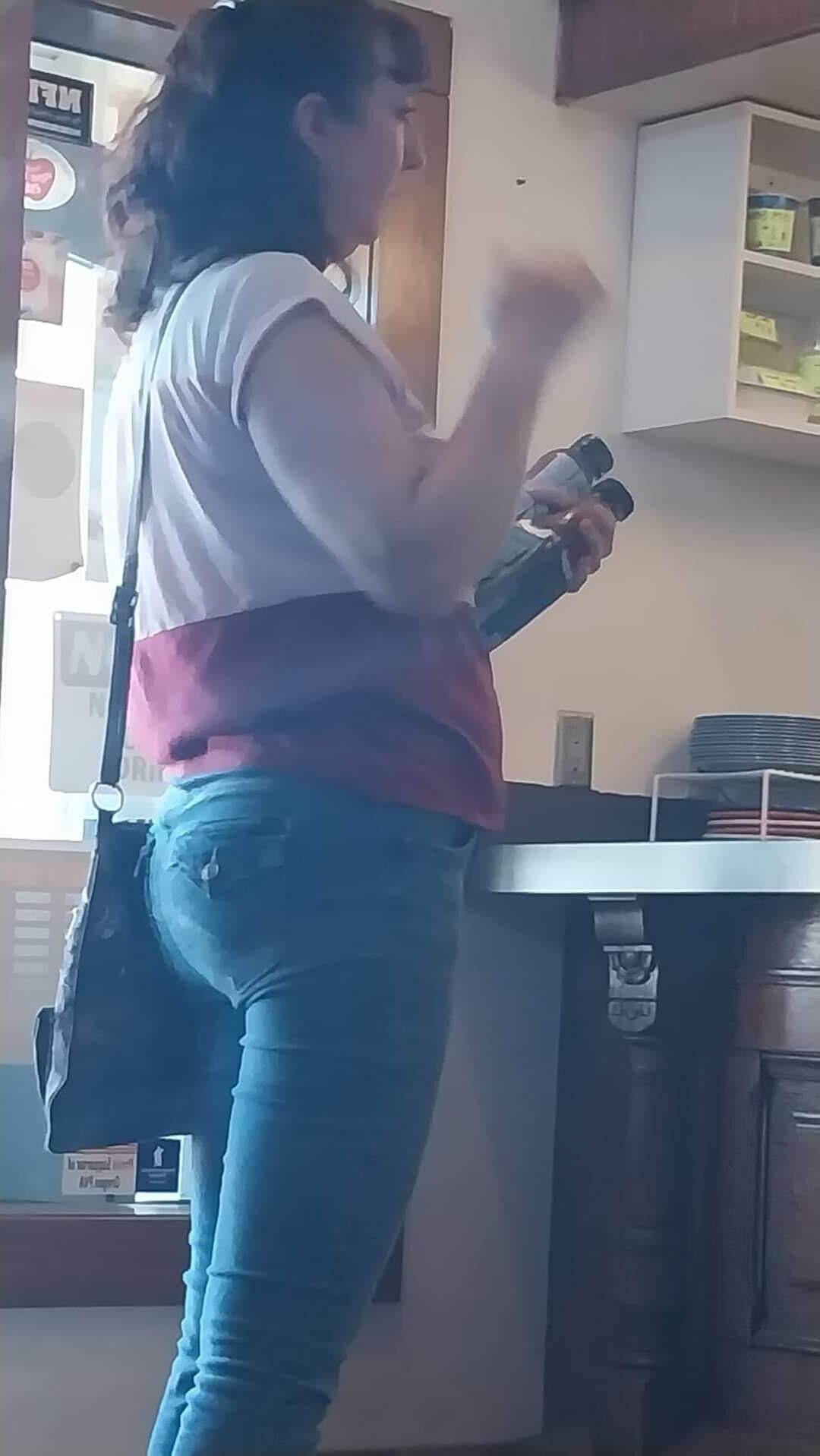 Der geile Arsch meiner Frau in engen Jeans.