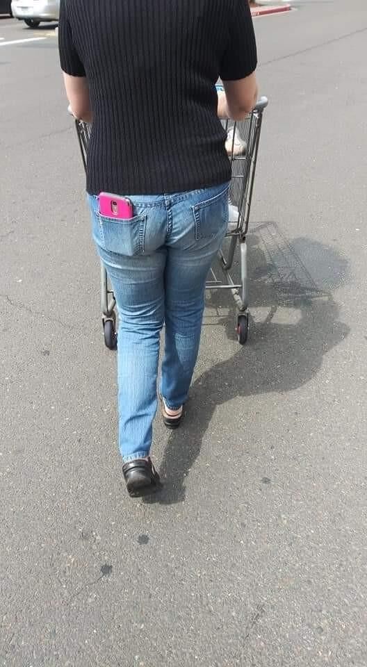 Der geile Arsch meiner Frau in engen Jeans.