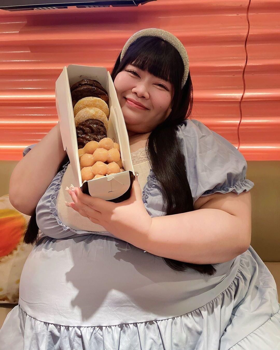 Kitty Pocha  Japanese BBW with FAT legs 