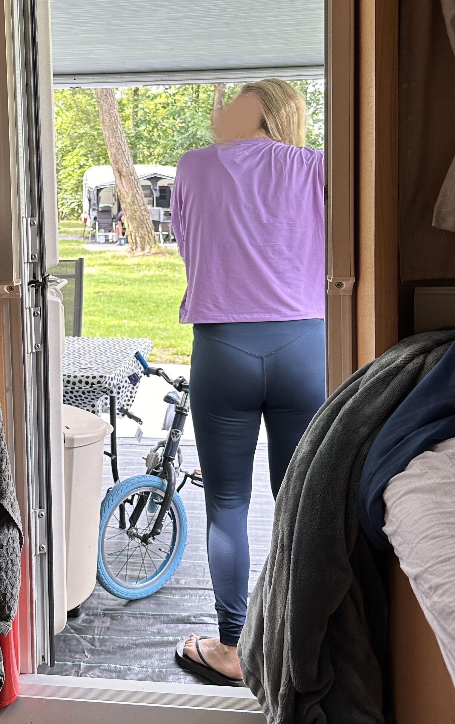 Ma femme en leggings montrant son cul en vacances