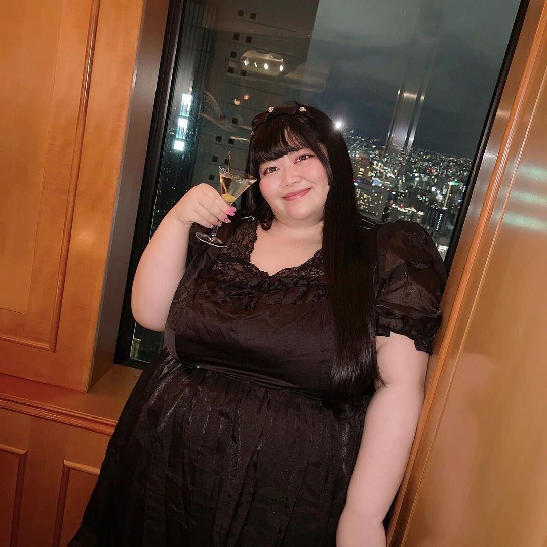 Kitty Pocha  Japanese BBW with FAT legs 