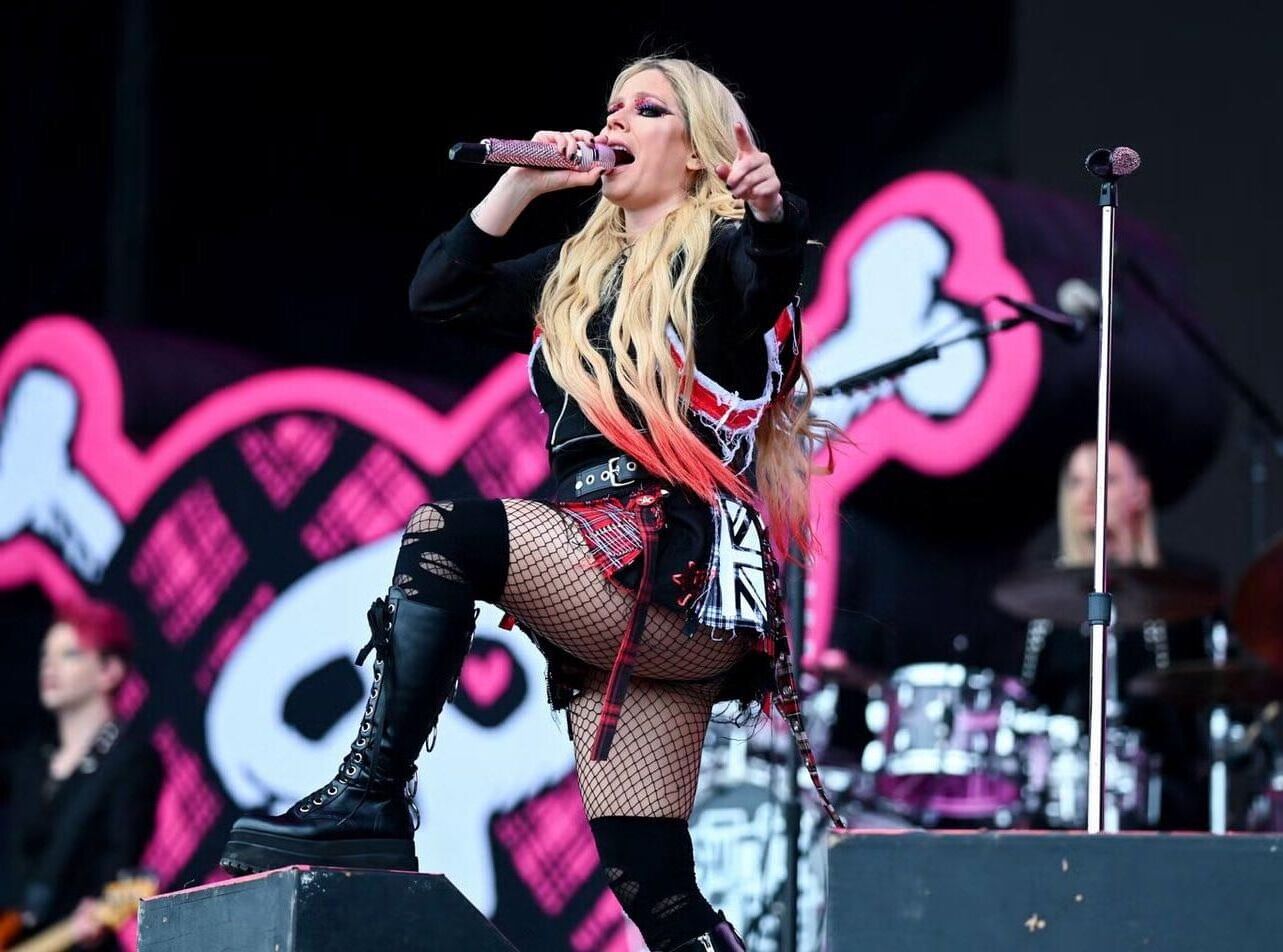 Avril Lavigne unterm Rock 2