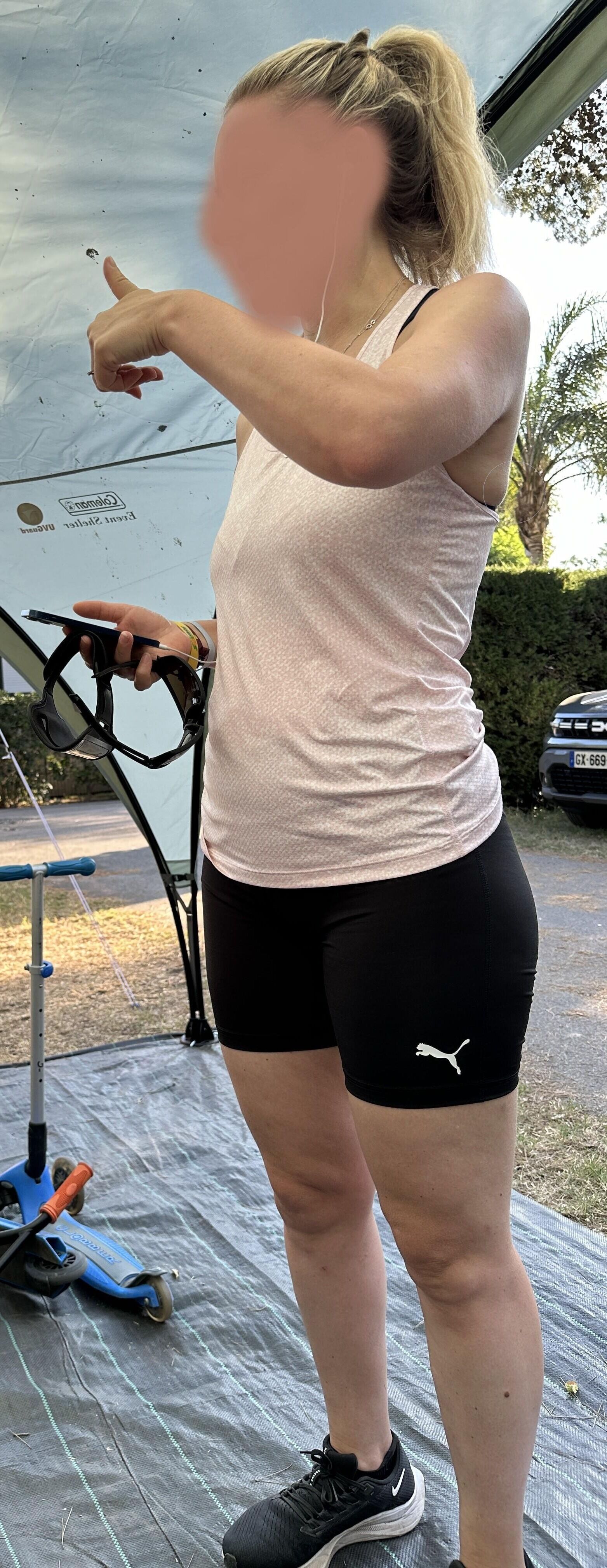 Mi esposa en leggins enseñando el culo en vacaciones