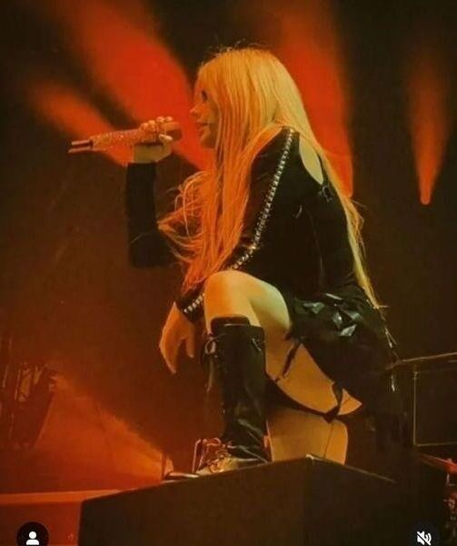 Avril Lavigne unterm Rock 2