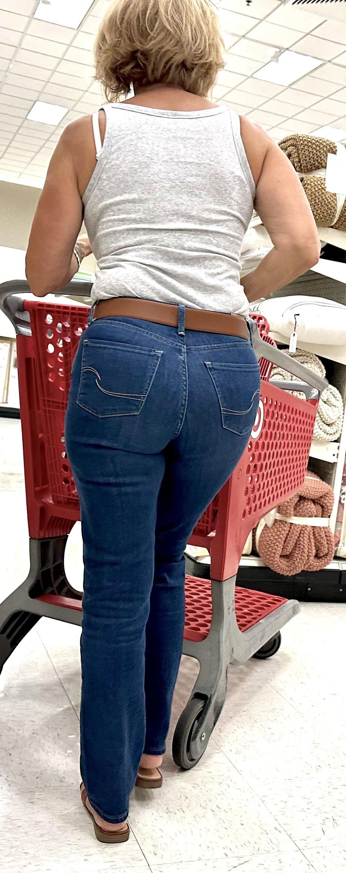 GILF loira com peitos enormes e jeans apertados adora atenção