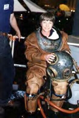 Mujeres con casco, equipo de buceo