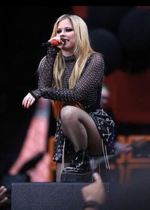 Avril Lavigne unterm Rock 2