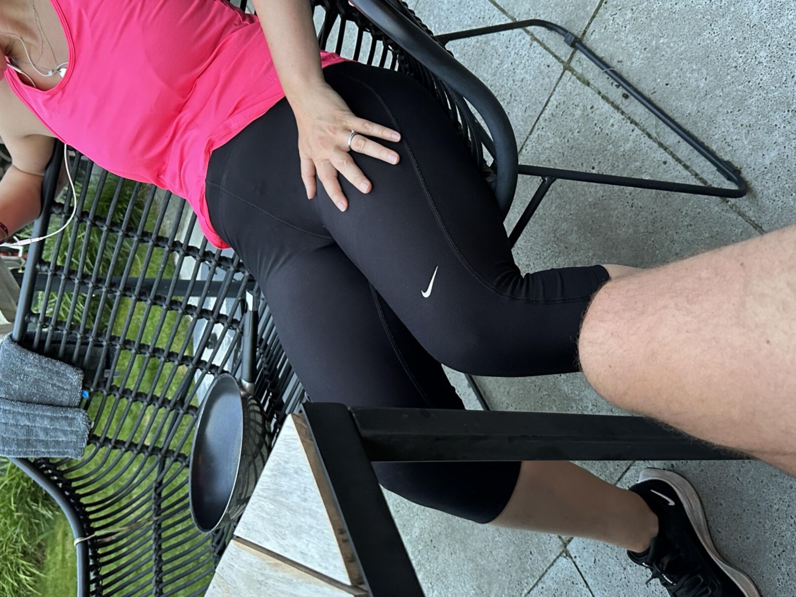 Mi esposa en leggins enseñando el culo en vacaciones