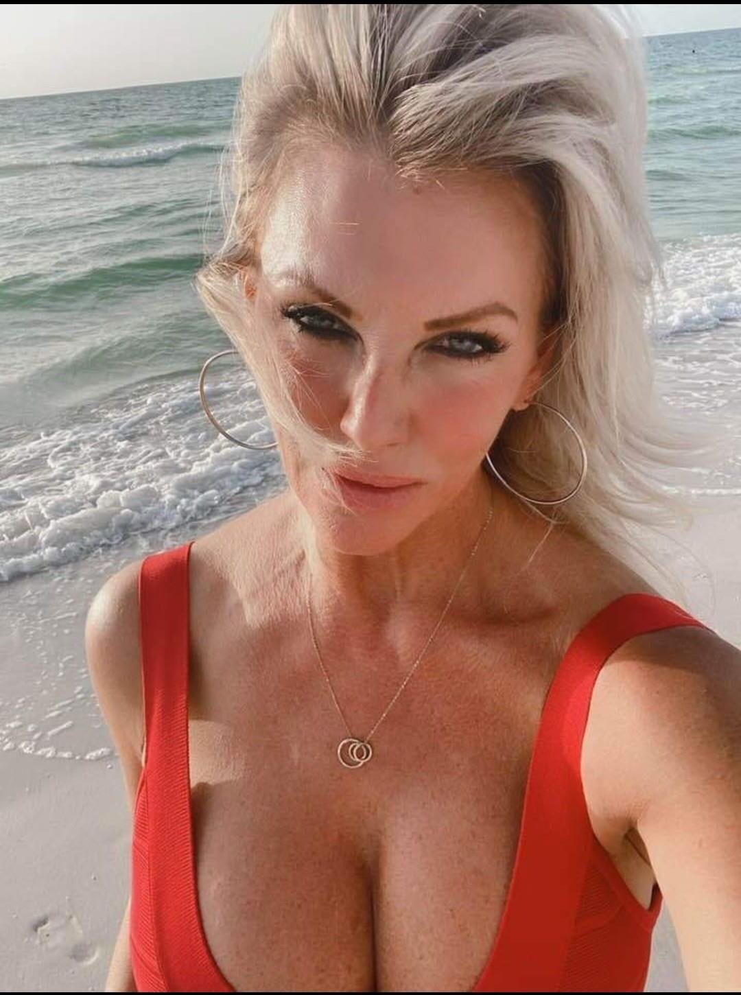 Amo a las verdaderas mamás bimbo milf