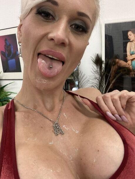 Fotos de la estrella porno milf caliente Tanya Virago