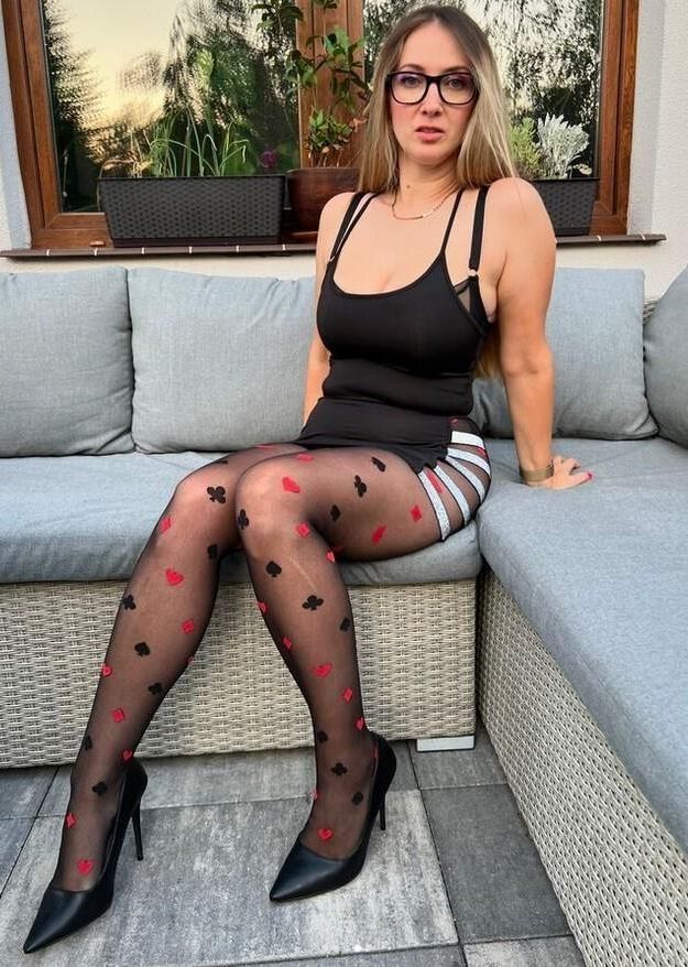 Mirra Belcia Wearing Pantyhose (2)