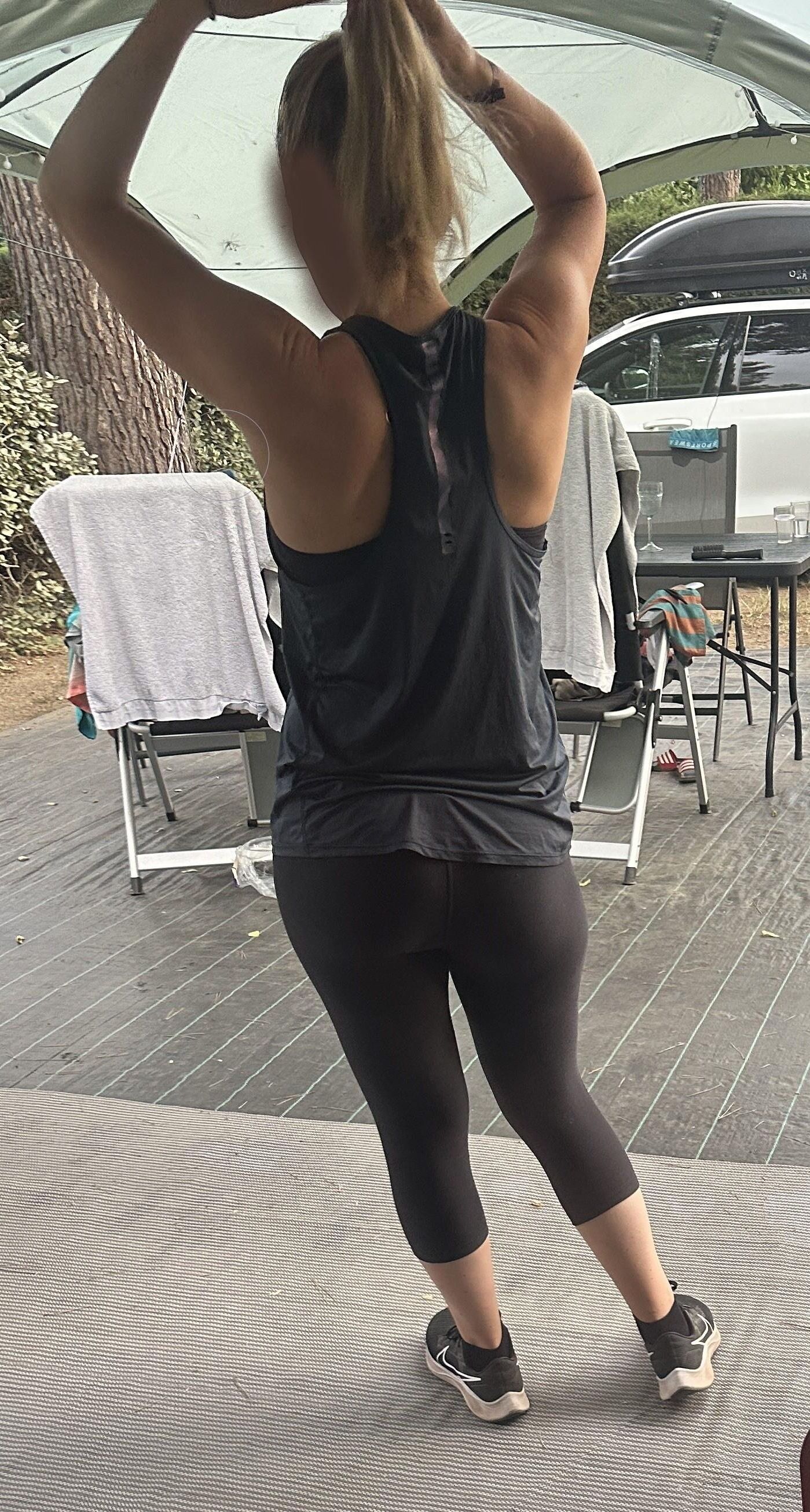 Mi esposa en leggins enseñando el culo en vacaciones