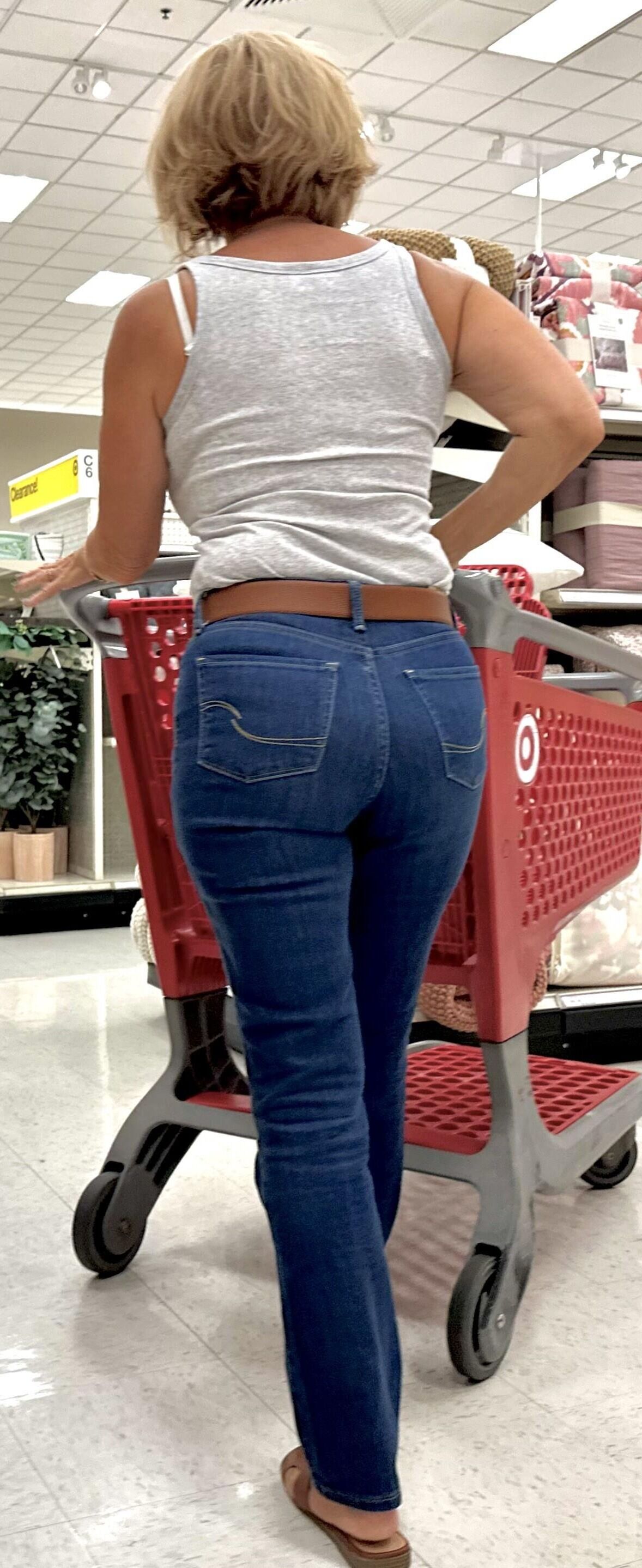 GILF loira com peitos enormes e jeans apertados adora atenção