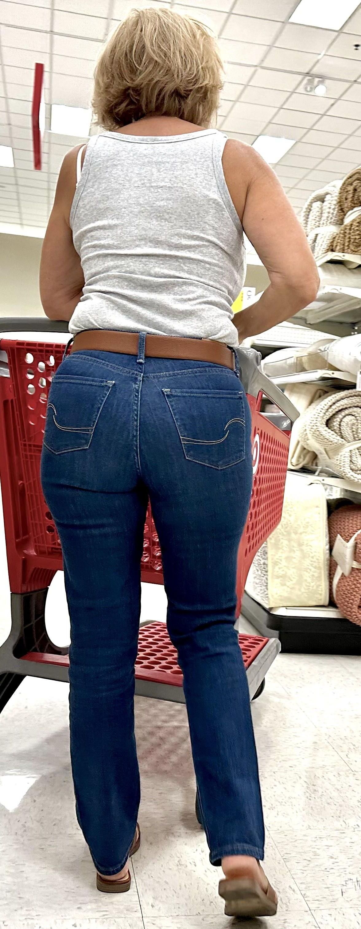 GILF loira com peitos enormes e jeans apertados adora atenção