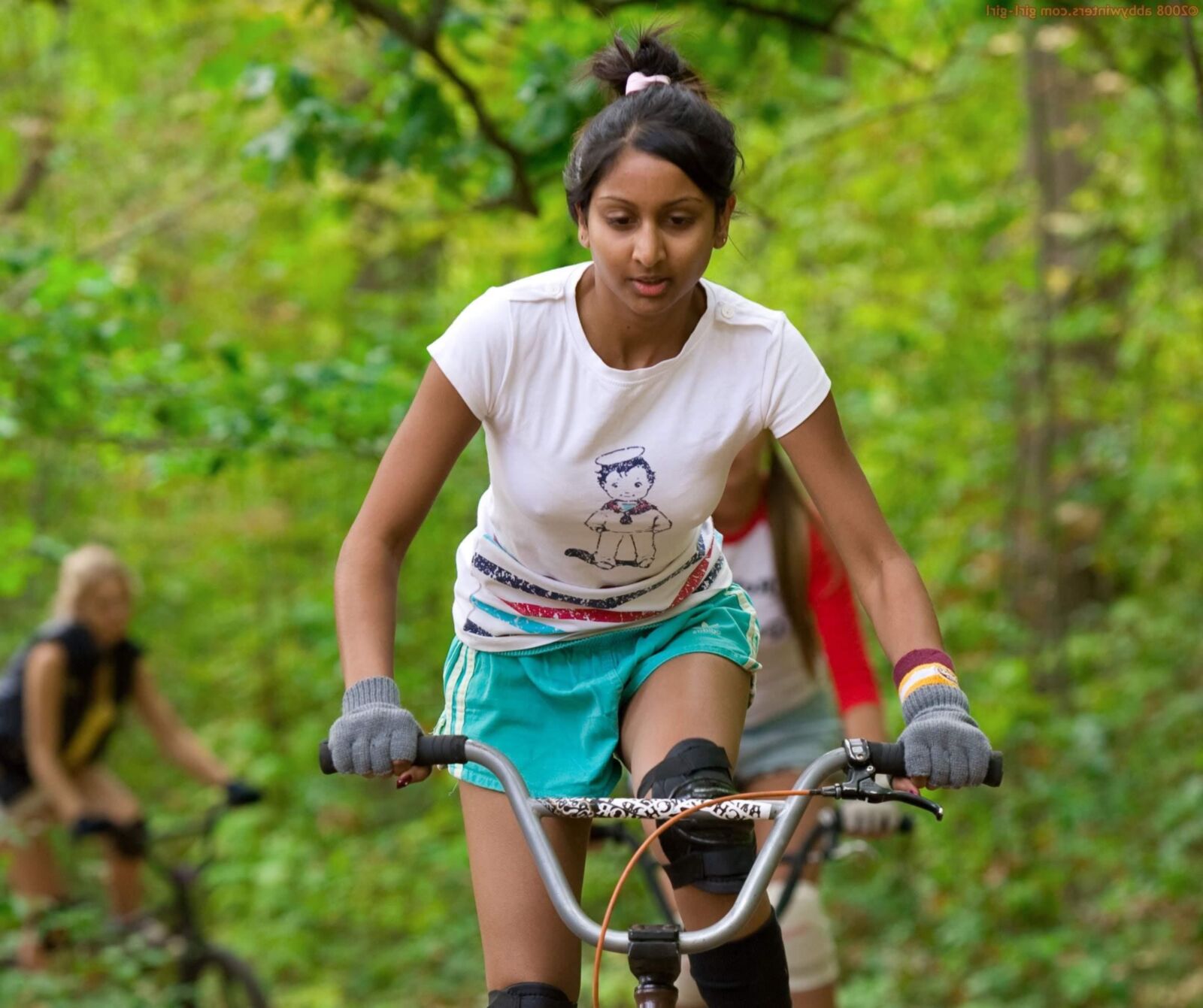 La coquine Zasha se déshabille pour une balade à vélo,