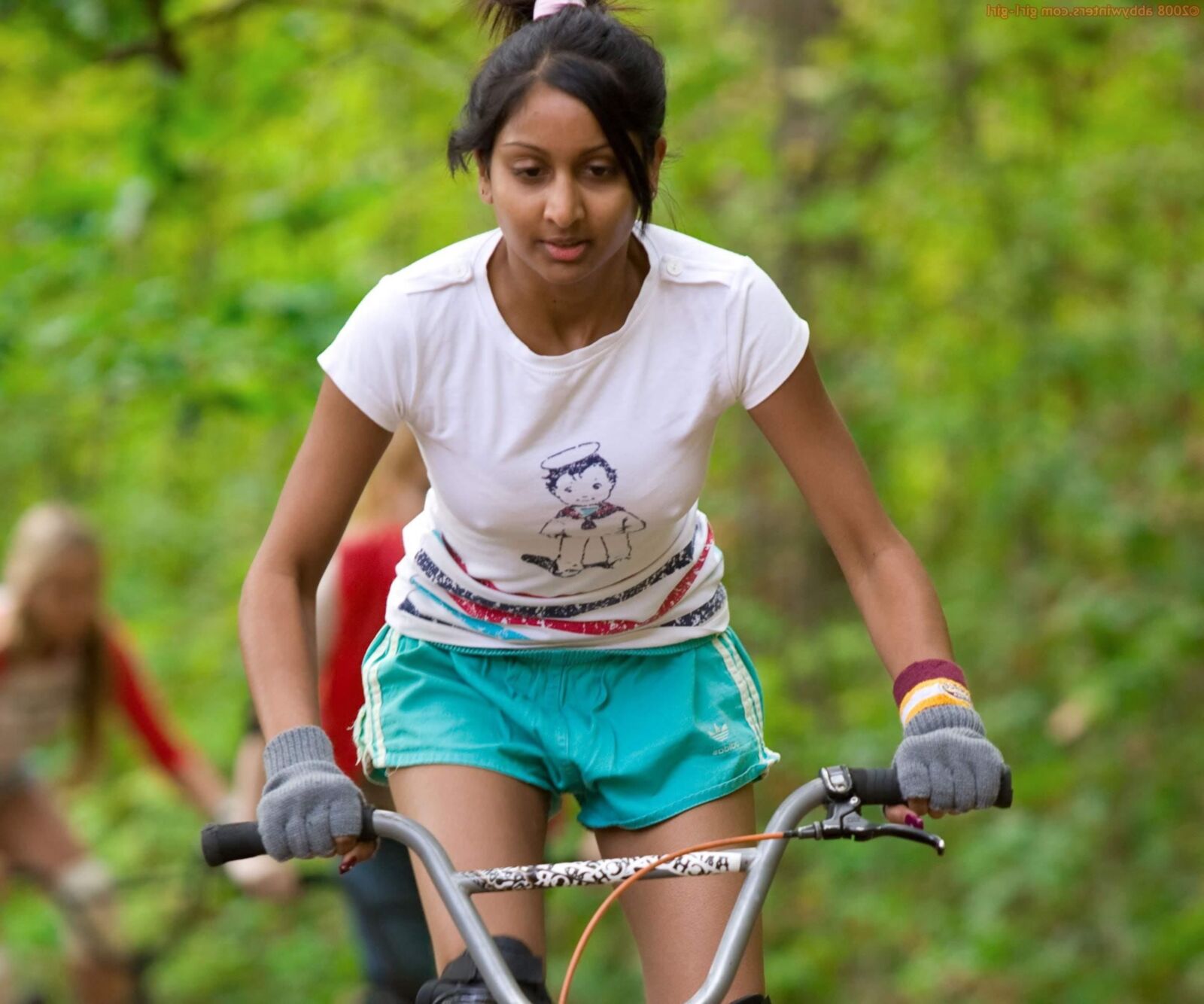 La coquine Zasha se déshabille pour une balade à vélo,