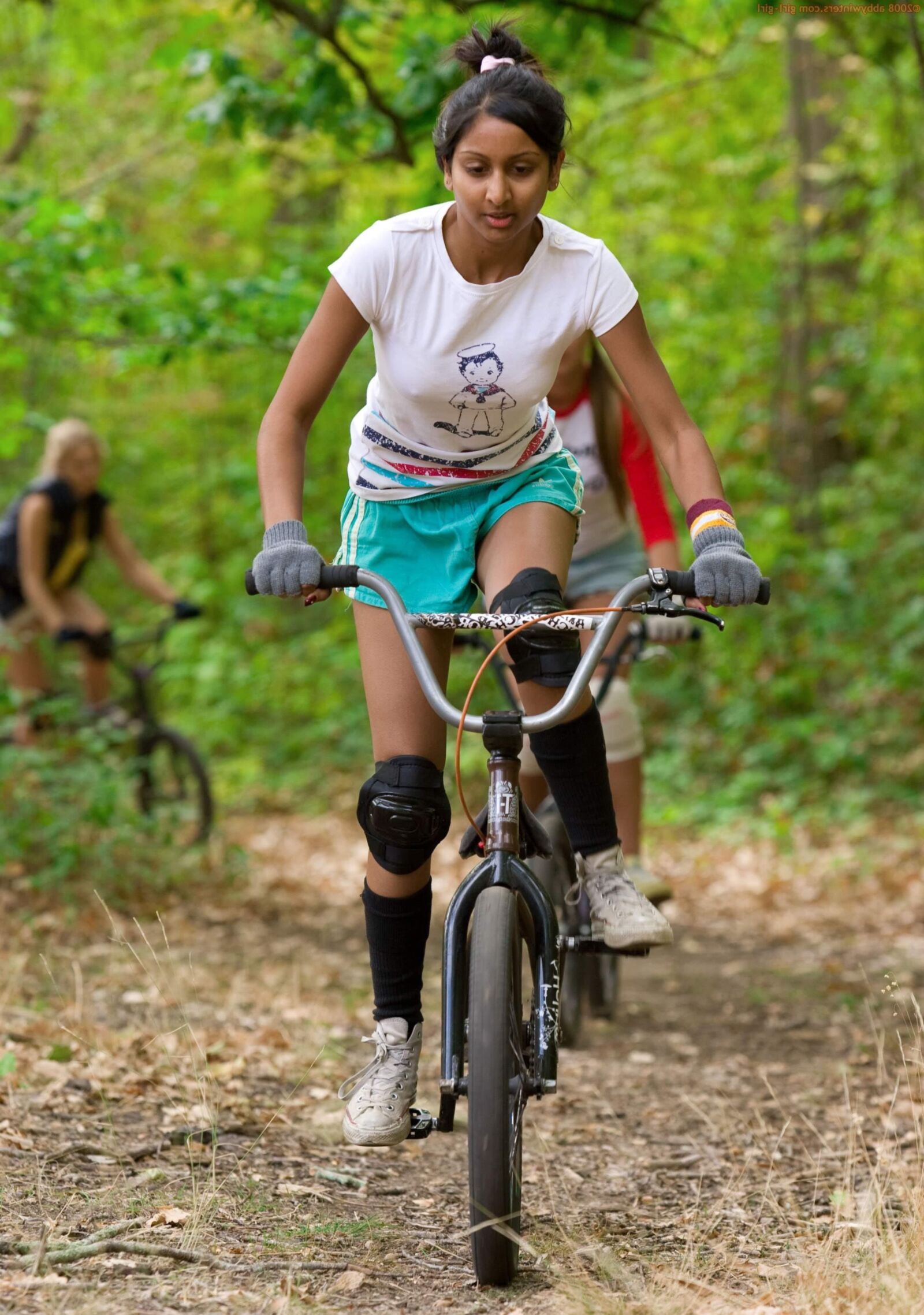 La coquine Zasha se déshabille pour une balade à vélo,