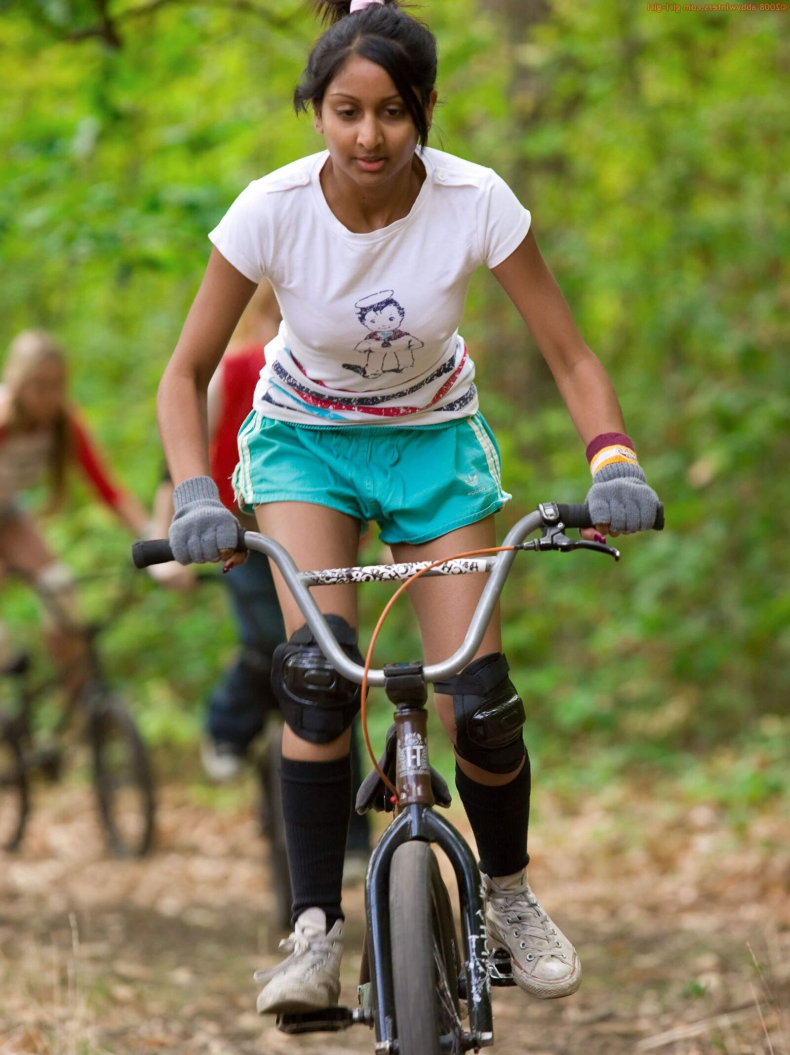 La coquine Zasha se déshabille pour une balade à vélo,