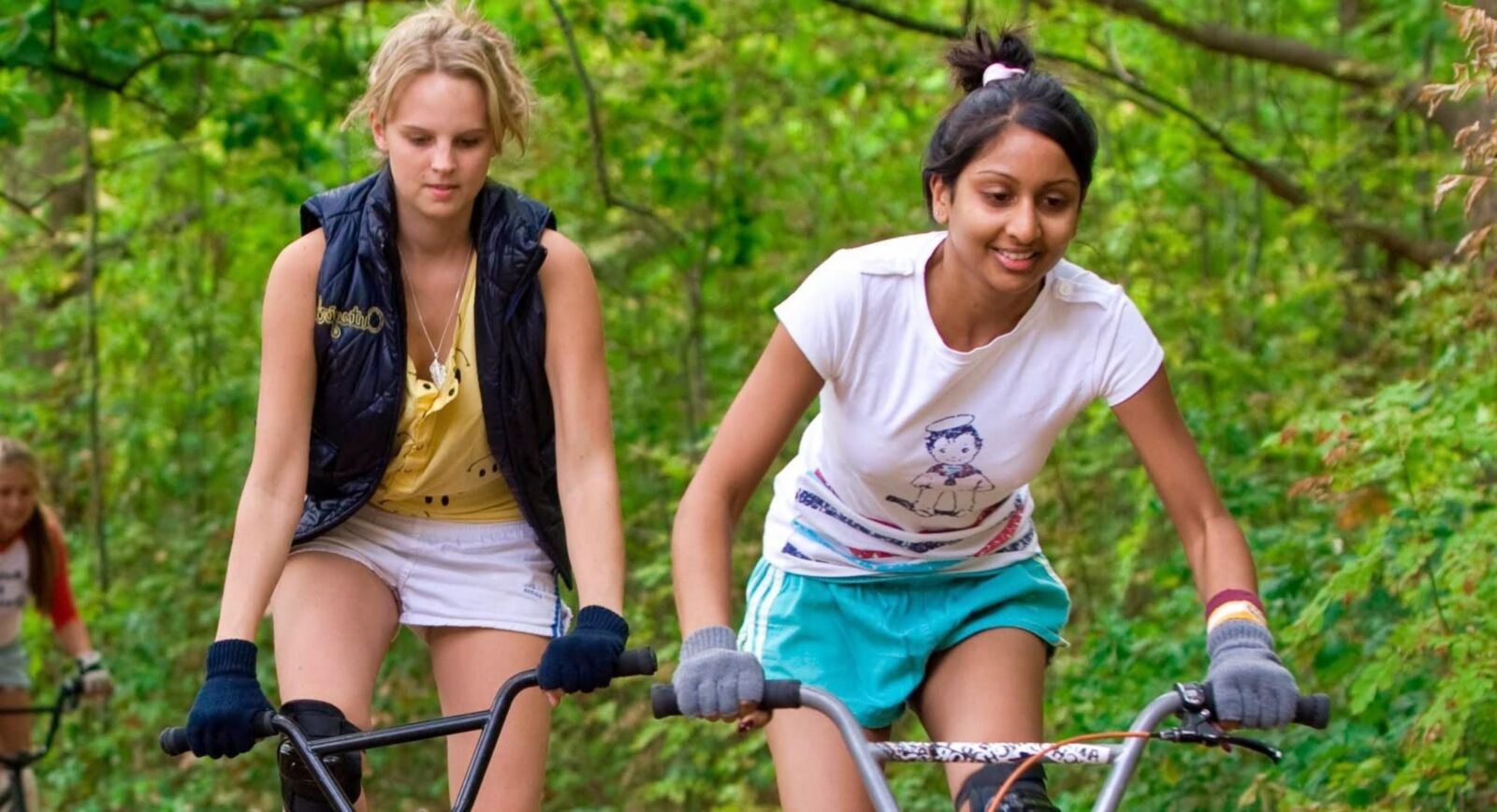 La coquine Zasha se déshabille pour une balade à vélo,