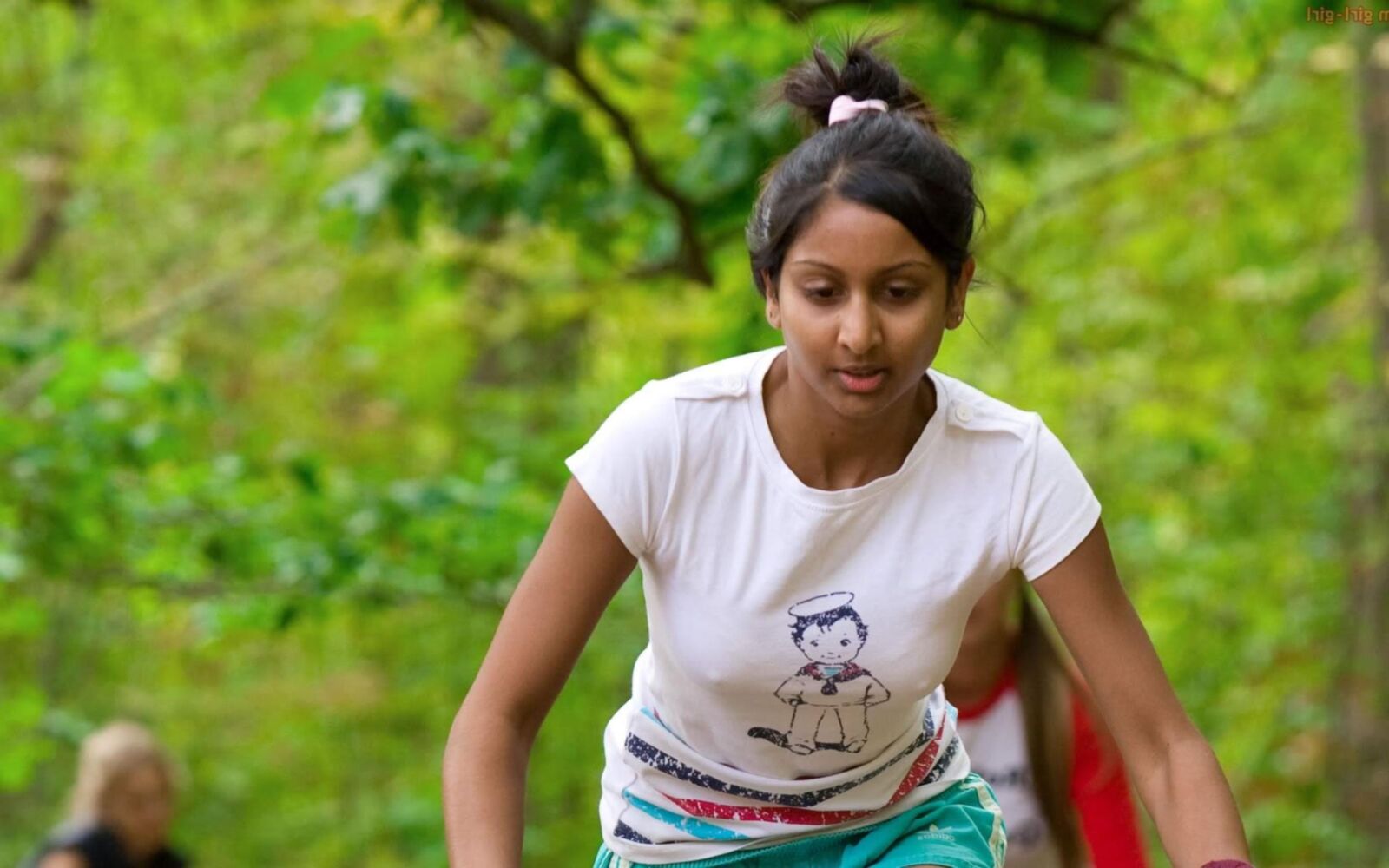 La coquine Zasha se déshabille pour une balade à vélo,